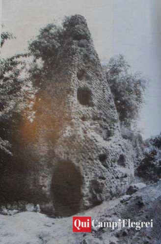 Esterno del mausoleo a cuspide piramidale prima dello scavo del 1972, da "Gruppo Archeologico Napoletano".
